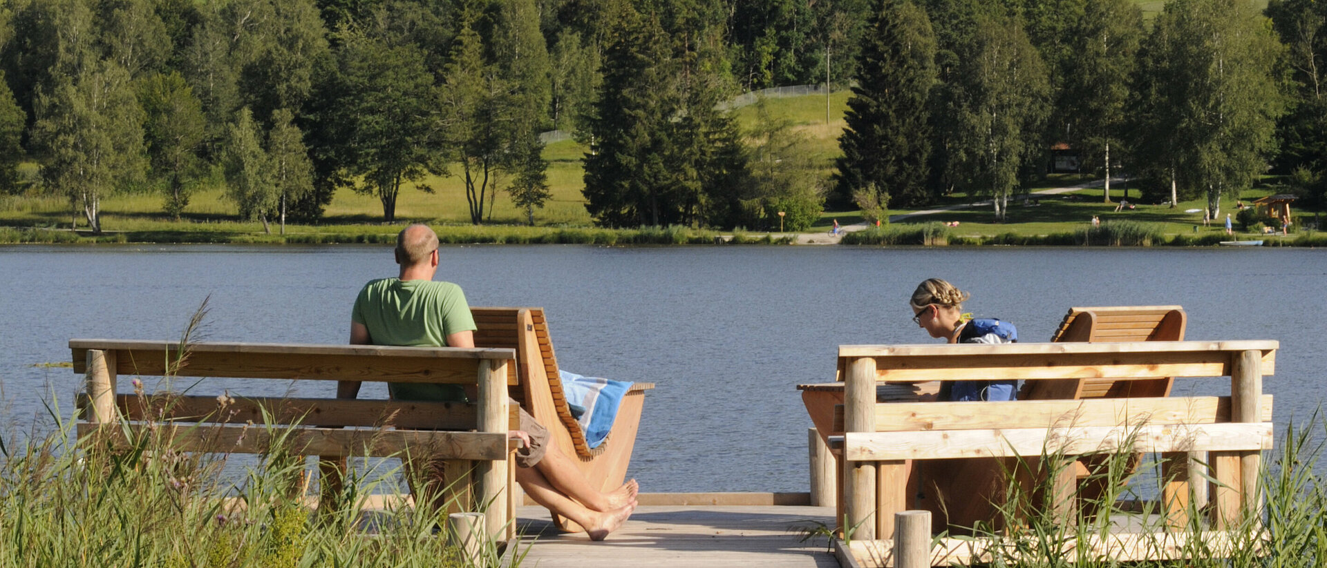 Steg mit Ruheliegen am Soier See bei Bad Bayersoien