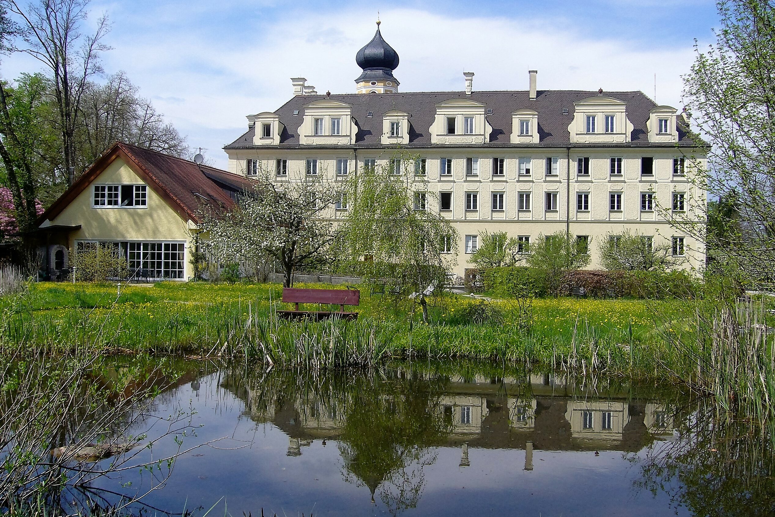 Kloster und Bildungshaus St. Martin in Bernried am Starnberger See, im Vordergrund ist der Klosterweiher zu sehen.