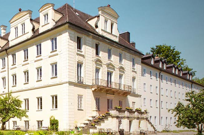 Sommerliche Aufnahme des Klosters und Bildungshauses St. Martin in Bernried am Starnberger See.