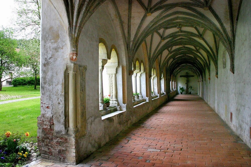 Blick in den romanischen Kreuzgang des Welfenmünsters in Steingaden.