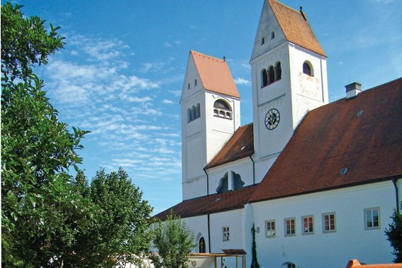 Blick über den Klostergarten St. Johannes auf das Welfenmünster in Steingaden.