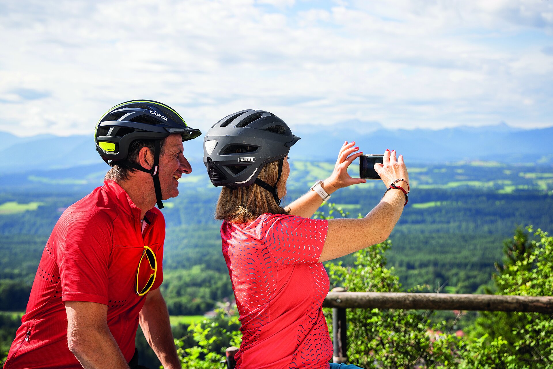 Zwei Radfahrer nutzen die Pfaffenwinkel App Touren und Freizeit bei einer Radtour auf den Hohenpeißenberg.